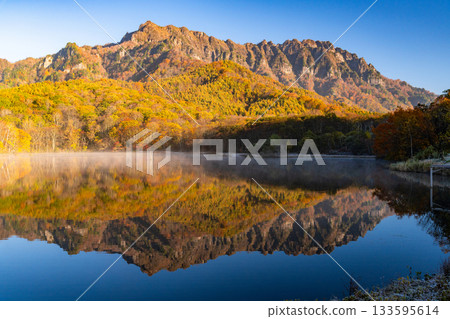 <長野縣> 黎明時的鏡池,秋色最盛時的戶隱 <長野縣> 黎明時的鏡池,秋色最盛時的戶隱 133595614