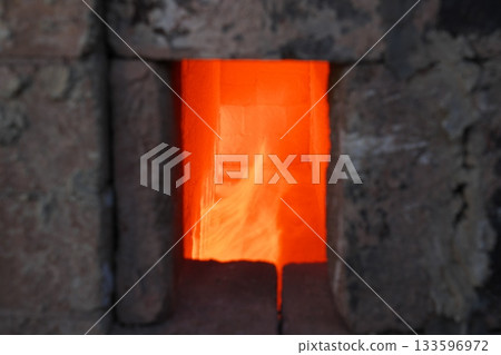 從攀爬窯的窗戶可以看到火焰 133596972