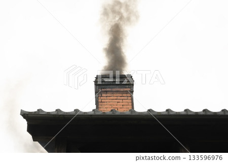 窯爐煙囪冒出縷縷青煙。 133596976