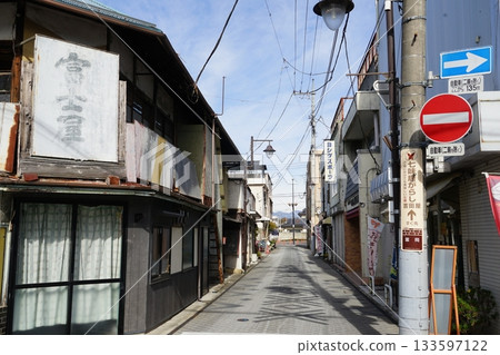 群馬縣富岡市富岡絲綢工廠週邊商業街的景色 群馬縣富岡市富岡絲綢工廠週邊商業街的景色 133597122
