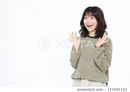 微笑和驚訝的女人 133597183