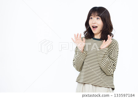 微笑和驚訝的女人 133597184