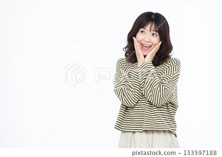微笑和驚訝的女人 133597188