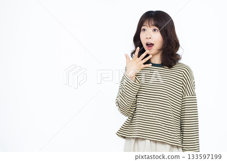 微笑和驚訝的女人 133597199
