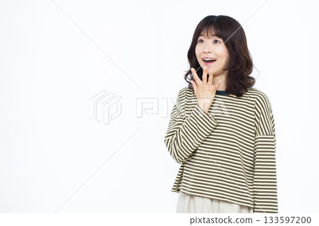 微笑和驚訝的女人 133597200