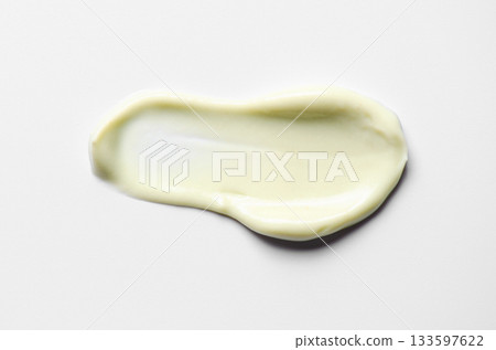 Anti-aging moisturizing skin mask with green clay and seaweed. 133597622