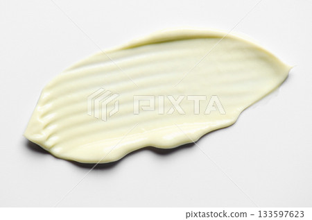 Anti-aging moisturizing skin mask with green clay and seaweed. 133597623