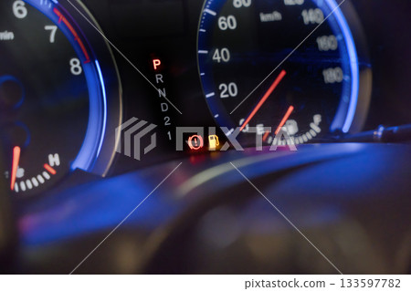 當汽車頭燈打開時,儀錶板和油量指示燈會亮起。 當汽車頭燈打開時,儀錶板和油量指示燈會亮起。 133597782