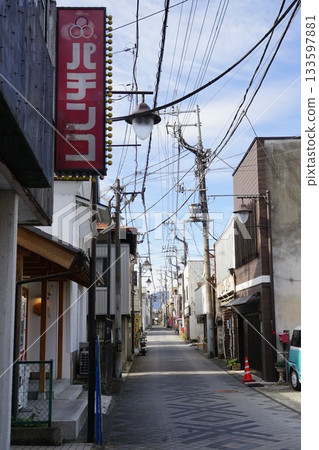 群馬縣富岡市富岡絲綢工廠週邊商業街的景色 群馬縣富岡市富岡絲綢工廠週邊商業街的景色 133597881