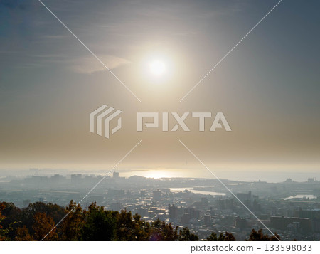 清晨，從神戶市東灘區的北倉山眺望神戶市和大阪灣的景色 133598033
