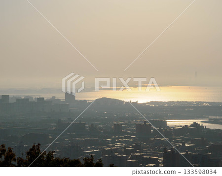 Early morning view of Kobe city and Osaka Bay from Mount Hokura in Higashinada Ward, Kobe City 133598034