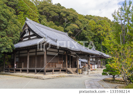 Manganji Temple Kondo in autumn (Kawanishi City, Hyogo Prefecture) Manganji Temple Kondo in autumn (Kawanishi City, Hyogo Prefecture) 133598214