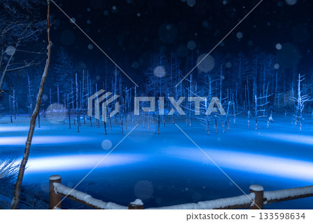 白金溫泉藍池在燈光映襯下呈現壯觀的冬季景色 白金溫泉藍池在燈光映襯下呈現壯觀的冬季景色 133598634