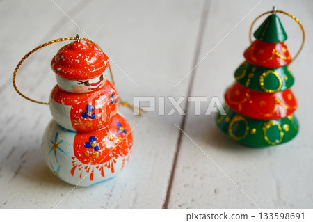 可愛的木製雪人和聖誕樹聖誕裝飾品 133598691