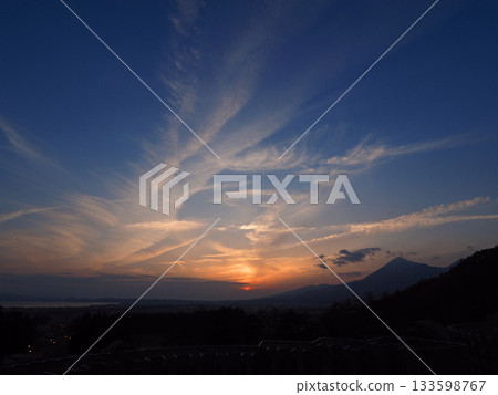 春日黃昏，夕陽西下，映照磐梯山的輪廓。紅日與橙雲交相輝映，景色壯麗迷人。 133598767