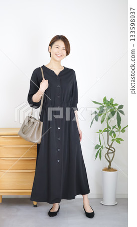 女裝秋冬時尚搭配全身（肖像） 133598937