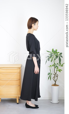 女裝秋冬時尚搭配全身(肖像) 女裝秋冬時尚搭配全身(肖像) 133598942