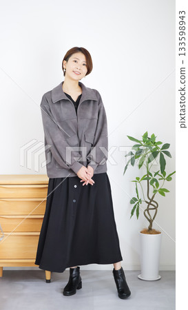 Women's autumn/winter fashion coordination (vertical) 133598943