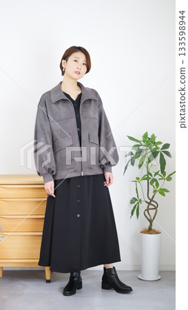 女裝秋冬時尚搭配全身（肖像） 133598944