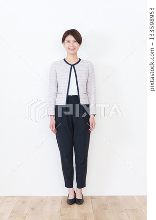 穿著正式西裝的女人 穿著正式西裝的女人 133598953