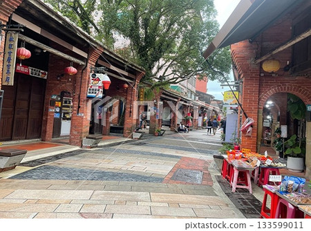 Scenery of a retro shopping street in a tourist destination in Taiwan 133599011
