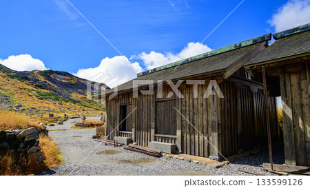 室堂平原、藍天和立山室堂小屋,富山縣重要文化財產 室堂平原、藍天和立山室堂小屋,富山縣重要文化財產 133599126