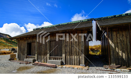 室堂平原、藍天和立山室堂小屋,富山縣重要文化財產 室堂平原、藍天和立山室堂小屋,富山縣重要文化財產 133599133