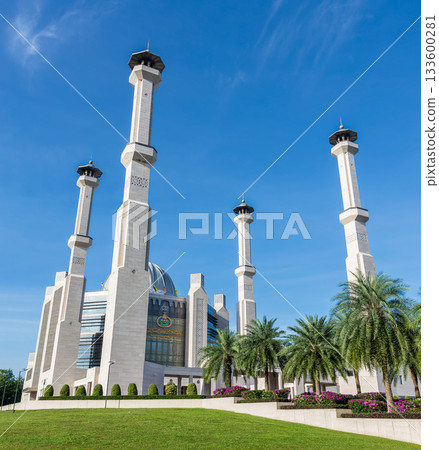 Balai Khazanah Islam Sultan Haji Hassanal Bolkiah, Islamic Treasury, with minarets under blue sky, Bandar Seri Begawan, Brunei Balai Khazanah Islam Sultan Haji Hassanal Bolkiah, Islamic Treasury, with minarets under blue sky, Bandar Seri Begawan, Brunei 133600281