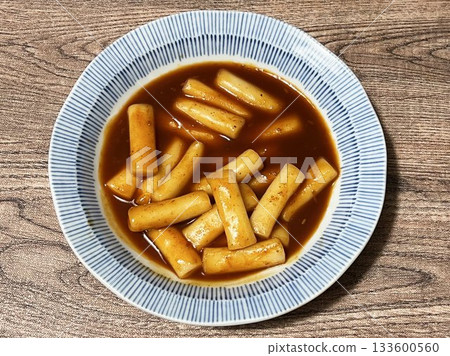 一盤看起來很美味的炒年糕。韓國料理。 一盤看起來很美味的炒年糕。韓國料理。 133600560