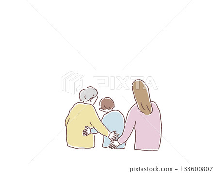 祖母、男孩、女人、父母和孩子背對著鏡頭，緊緊地站在一起。 133600807