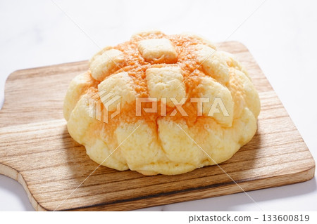 Melon bread - A delicious-looking melon bread with a sweet melon aroma that will whet your appetite Melon bread - A delicious-looking melon bread with a sweet melon aroma that will whet your appetite 133600819