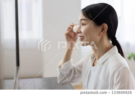 中年婦女對著鏡子化妝 133600926