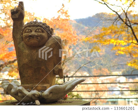 鬼怒川溫泉的秋葉映襯著鬼怒太的雕像，他正指向天空。 133601201