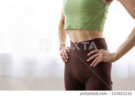 健身服特寫：一位女士緊緻的腹部 133601232