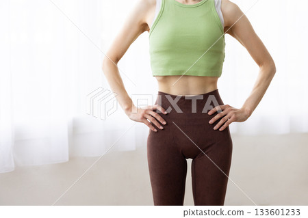 健身服特寫：一位女士緊緻的腹部 133601233