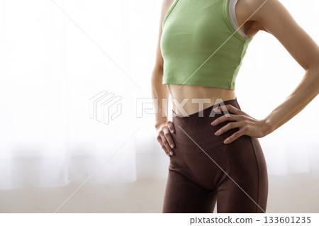 健身服特寫：一位女士緊緻的腹部 133601235