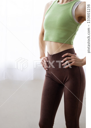 健身服特寫：一位女士緊緻的腹部 133601236