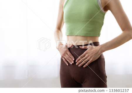 一位身穿健身服的女性雙手放在骨盆上的特寫鏡頭 133601237