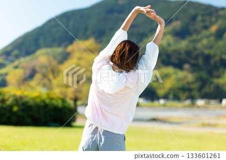 中年婦女在戶外做伸展運動 133601261