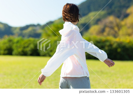 中年婦女在戶外做伸展運動 133601305