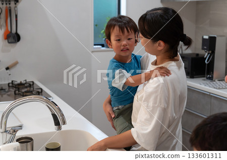 一位母親因為孩子哭鬧而無法做家事。 133601311