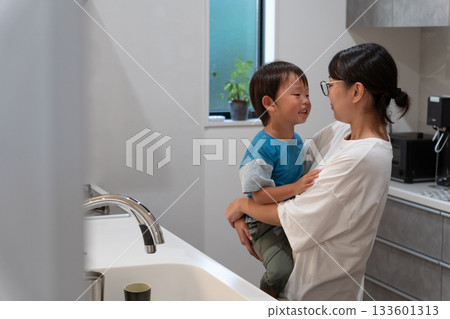 一位母親因為孩子哭鬧而無法做家事。 133601313