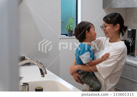 一位母親因為孩子哭鬧而無法做家事。 133601315