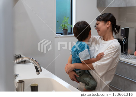 一位母親因為孩子哭鬧而無法做家事。 133601316