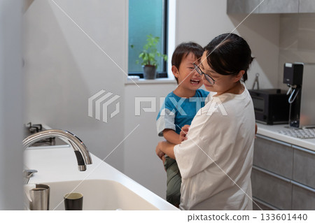 一位母親因為孩子哭鬧而無法做家務，感到很沮喪。 133601440