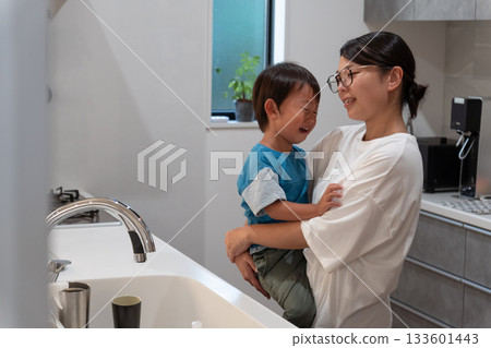 一位母親因為孩子哭鬧而無法做家務，感到很沮喪。 133601443