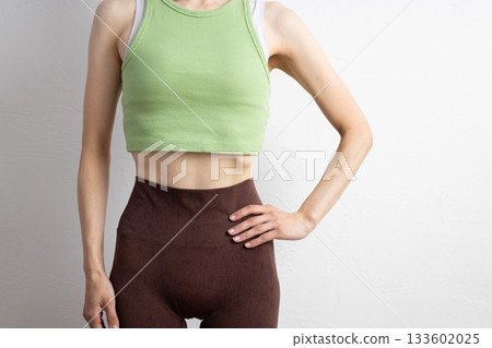 特寫鏡頭：一位身穿運動服的女性線條優美的腹部 133602025