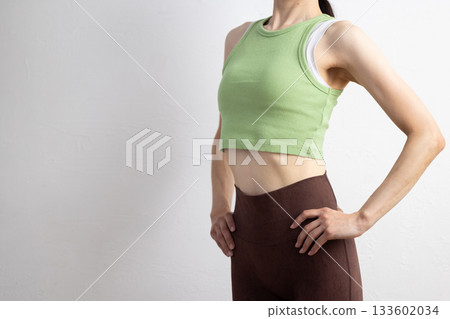 特寫鏡頭：一位身穿運動服的女性線條優美的腹部 133602034