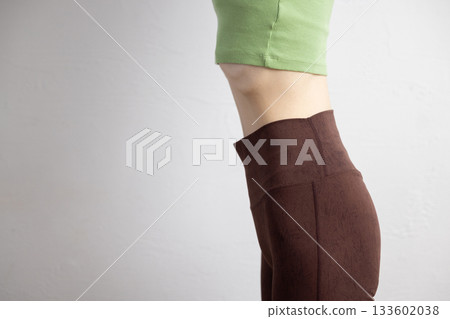 特寫鏡頭：一位身穿運動服的女性線條優美的腹部 133602038