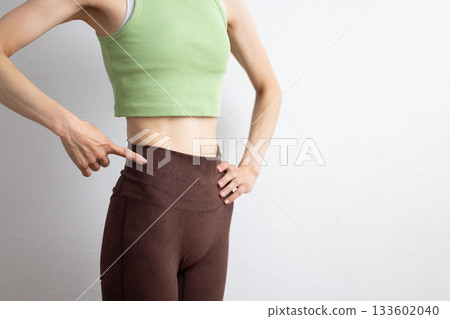 特寫鏡頭：一位身穿運動服的女性線條優美的腹部 133602040